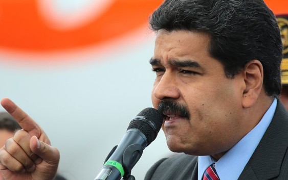 Maduro amenaza con repetir elecciones si gobernadores electos de la oposición no juramentan ante Constituyente chavista
